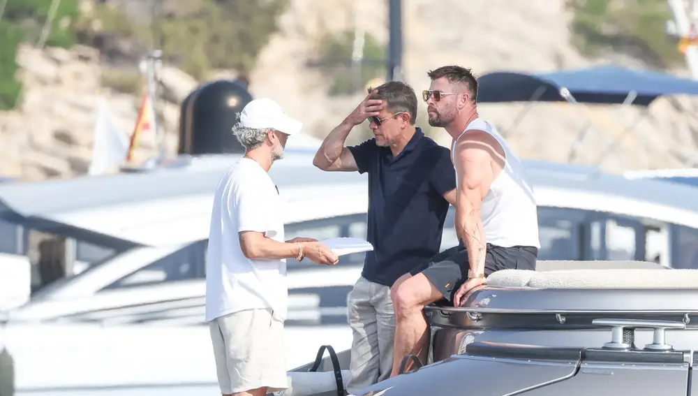 Taika Waititi y Matt Damon con Crhis Hemsworth en su cumpleaños en Ibiza