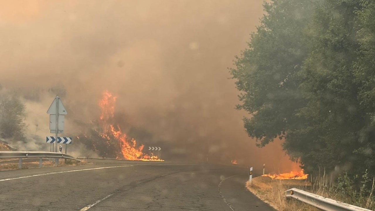 Galicia ya no tiene carreteras cerradas por los incendios mientras Mossos llegan para ayudar en Orense