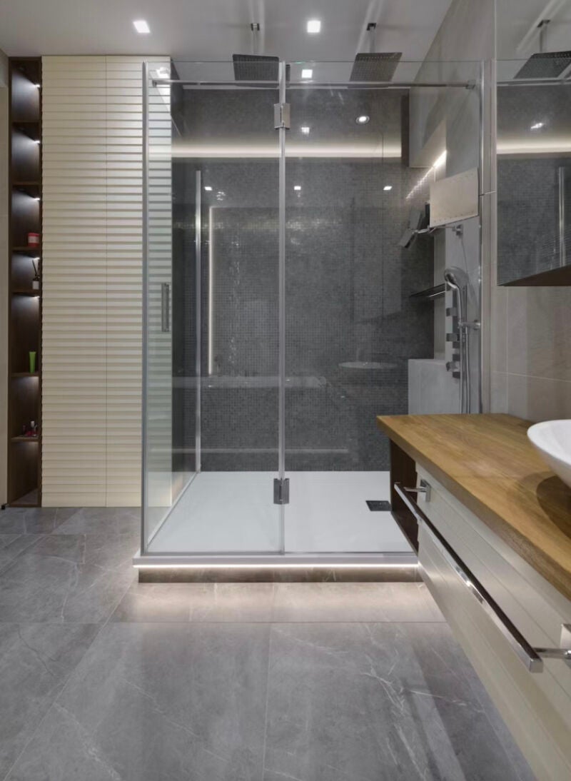 Adiós a las cortinas de plástico: la alternativa que transforma tu baño