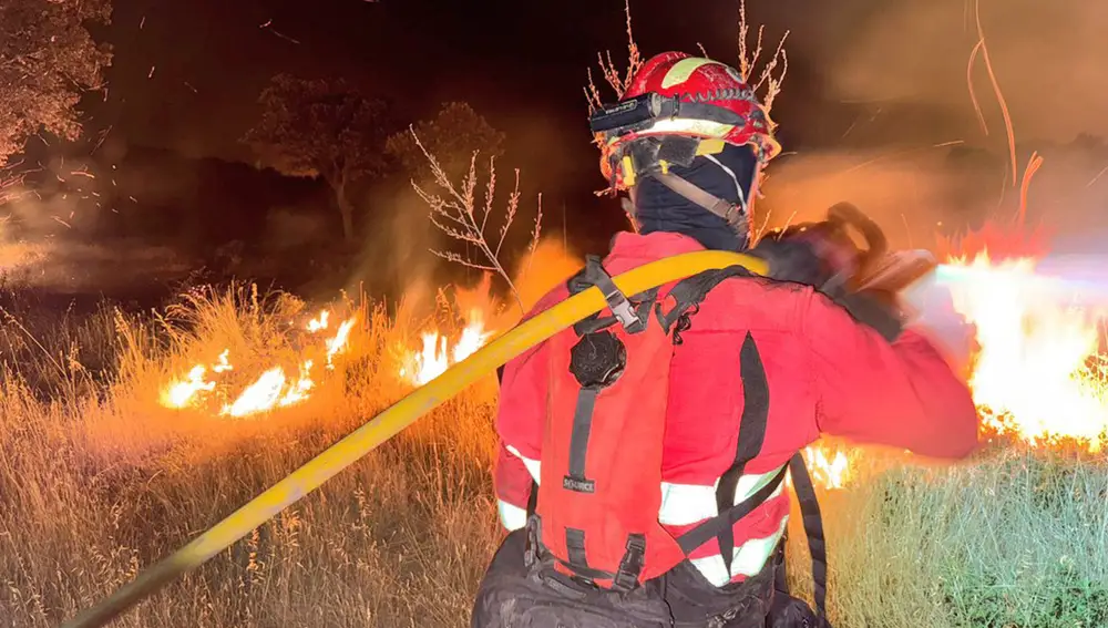 Sucesos.- Más de 100 efectivos de la UME trabajan este miércoles en la extinción de los incendios de Extremadura