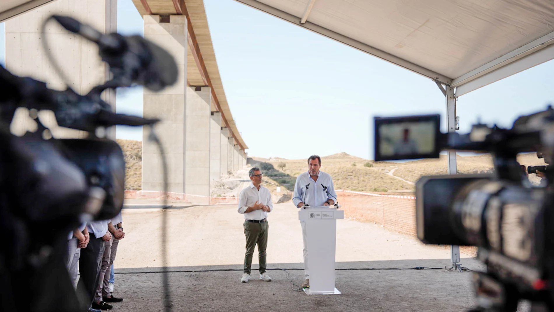El ministro de Transportes y Movilidad Sostenible, Óscar Puente (d) junto al ministro de la Presidencia, Justicia y Relaciones con las Cortes, Félix Bolaños (i), interviene durante la visitaa a las obras del Viaducto de los Feos, conexión ferroviaria de la linea en Alta Velocidad entre Murcia y Almería. A 13 de agosto de 2025 en Almería (Andalucía, España). La construcción de la línea de alta velocidad (LAV) Murcia-Almería, es un eje estratégico del Corredor Mediterráneo que cuenta con una in...