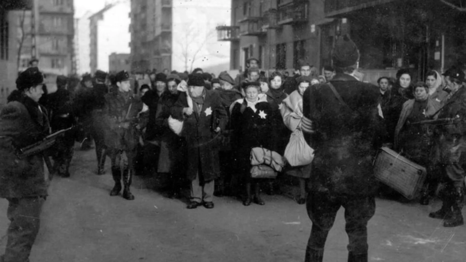 Miembros del Partido de la Cruz Flechada escoltando a los judíos durante la deportación