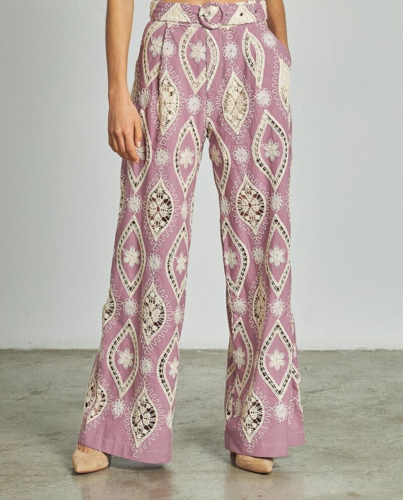 Pantalón bordado.
