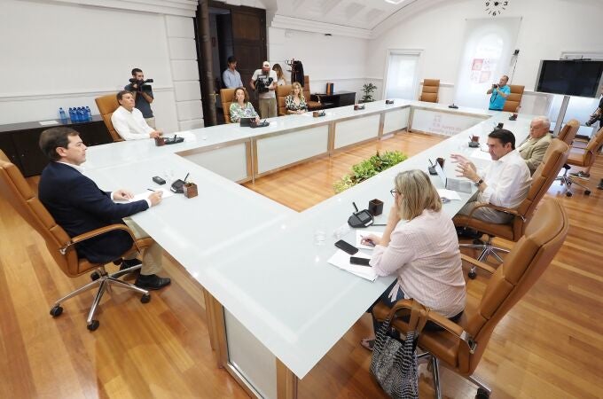 Mañueco se reúne con el Ejecutivo autonómico para avanzar con la reconstrucción tras los incendios en Castilla y León