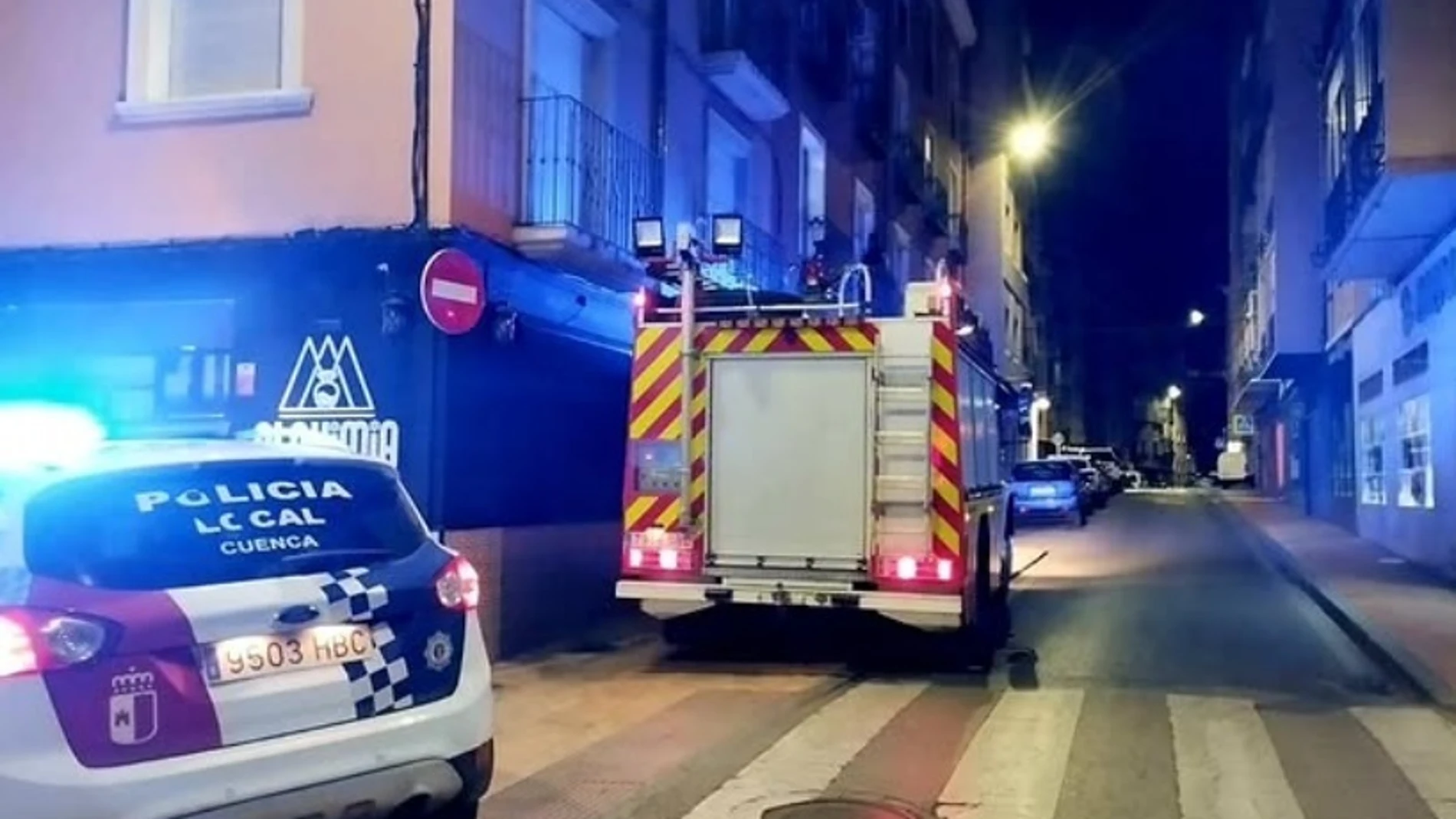 Bomberos y policía local en el lugar de los hechos.