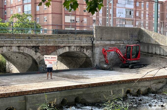 La Plataforma por el Soterramiento carga contra el "atentado" de las obras de la tercera vía sobre el Esgueva en Valladolid