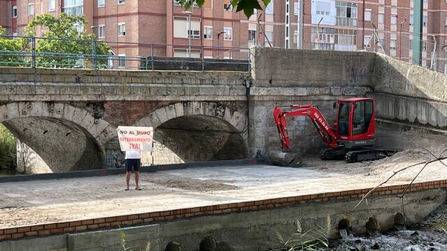 La Plataforma por el Soterramiento carga contra el "atentado" de las obras de la tercera vía sobre el Esgueva en Valladolid