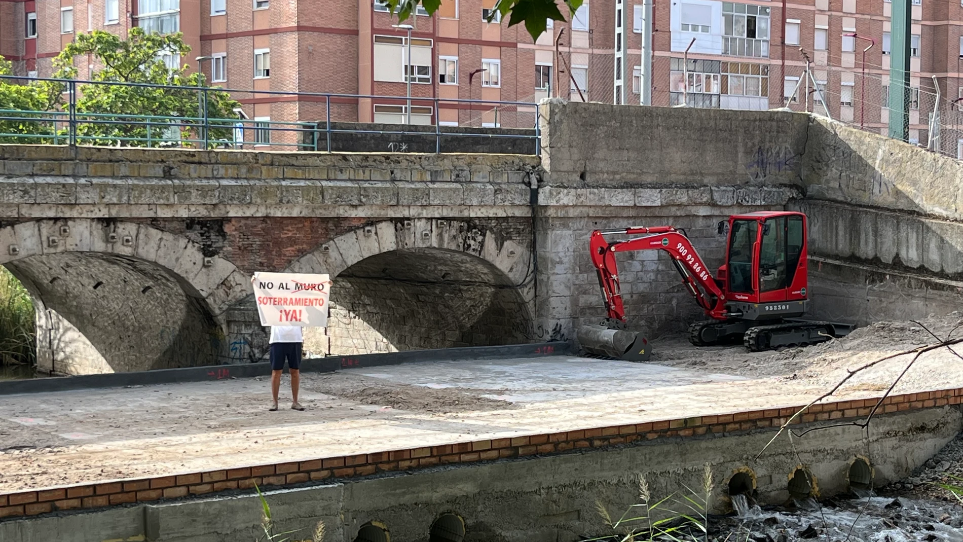 La Plataforma por el Soterramiento carga contra el "atentado" de las obras de la tercera vía sobre el Esgueva en Valladolid