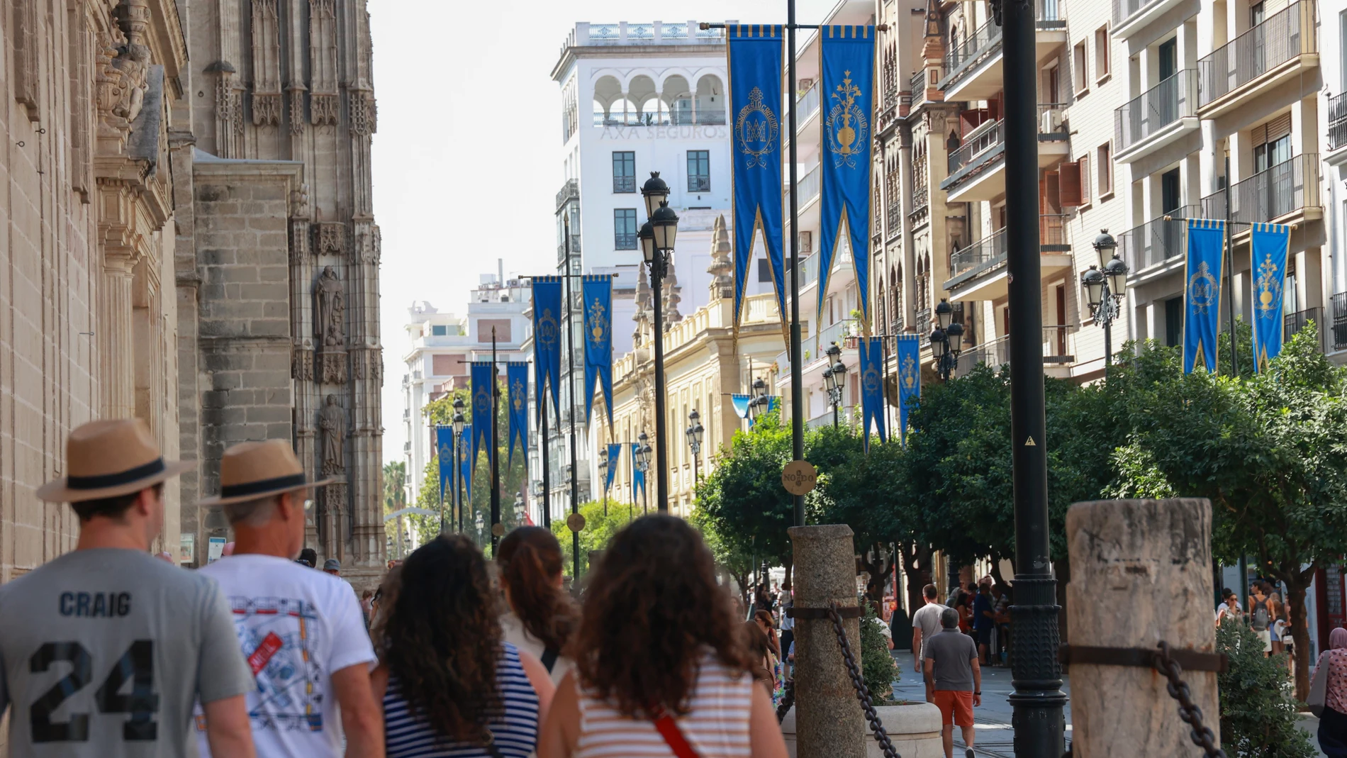 Banderolas en el recorrido en la procesión