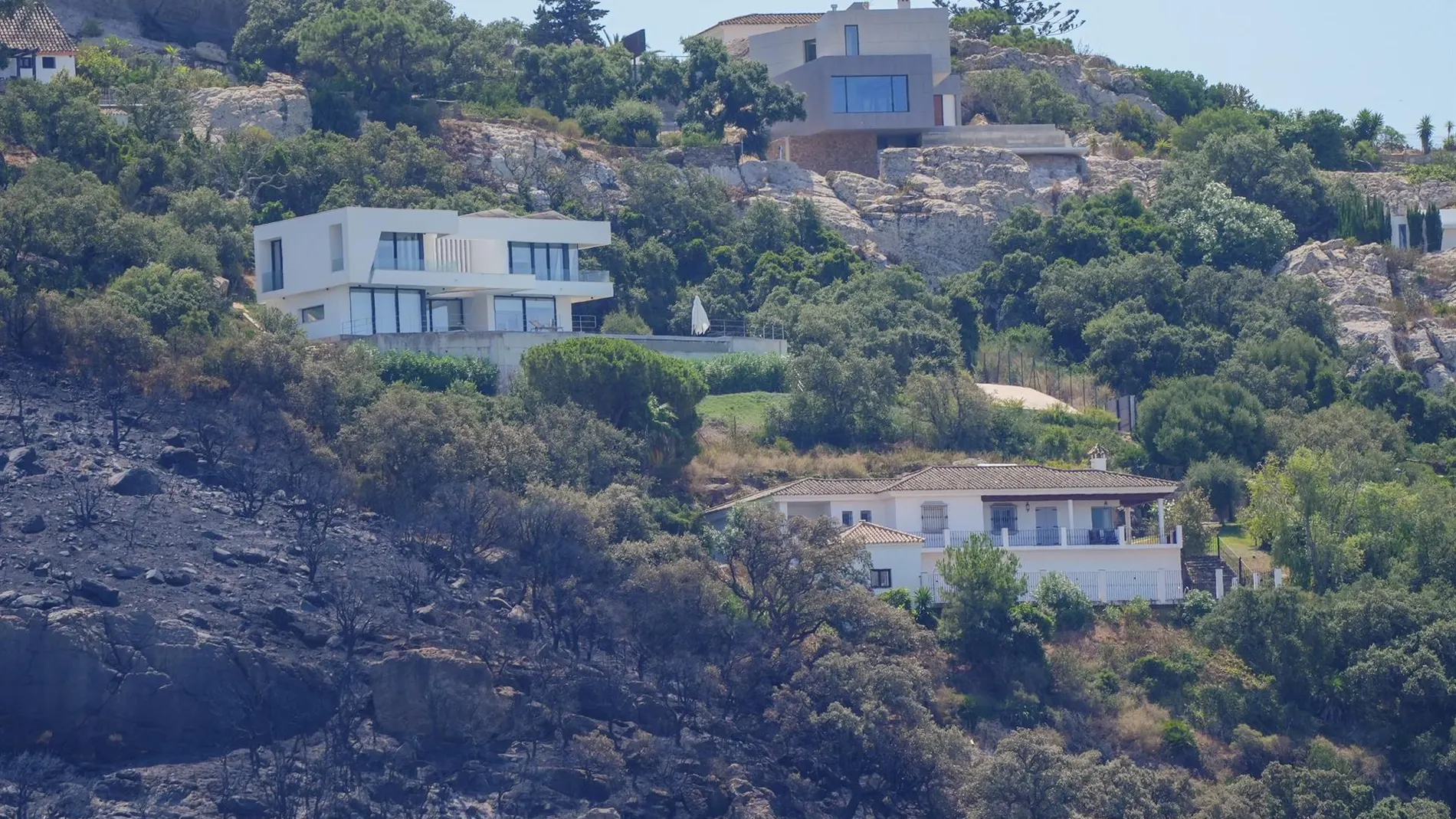 Sucesos.-El Infoca mantiene en Tarifa (Cádiz) cinco autobombas y cinco grupos de bomberos tras estabilizar el incendio