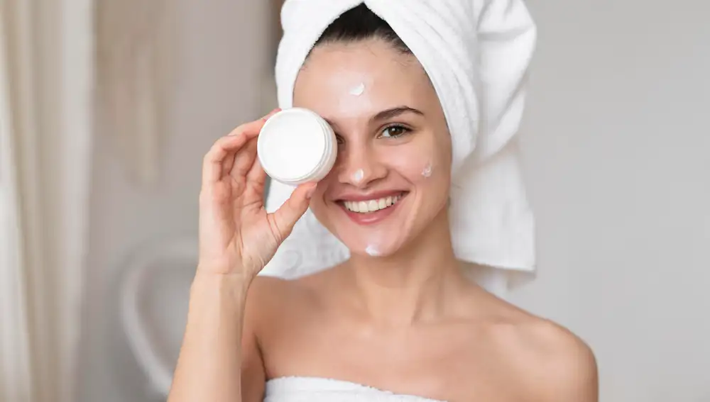 Aplicar crema hidratante a diario ayuda a mantener la piel suave y luminosa.