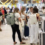 Barajas programa 4.545 vuelos desde este jueves por el puente de agosto, un 0,7% más