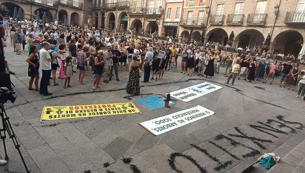 Sucesos.- Decenas de personas se manifiestan en Ourense al grito de "lumes nunca máis" en medio de la ola de incendios