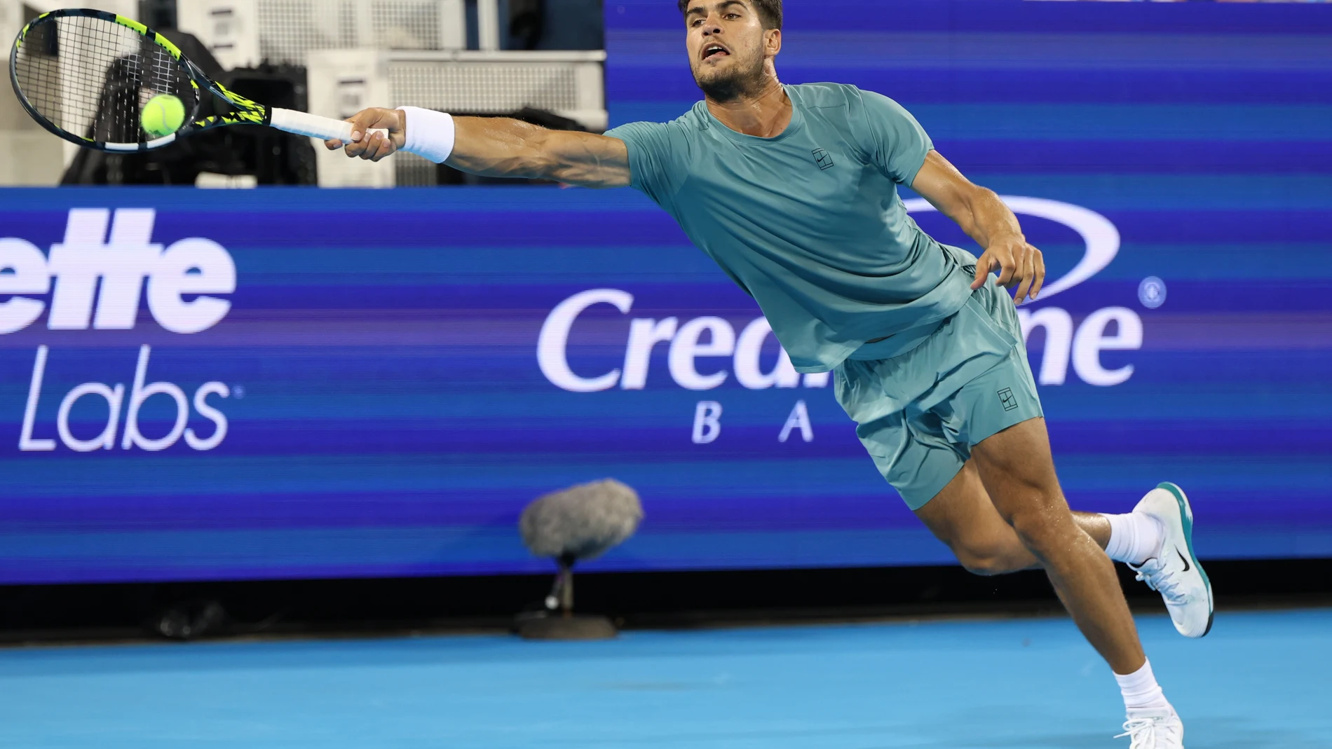 13 August 2025, US, Mason: Spanish tennis player Carlos Alcaraz plays a forehand return against Italy's Luca Nardi during the Men's Singles Fourth Round match on day seven of the Cincinnati Open 2025 at Lindner Family Tennis Center. Photo: Marcin Cholewinski/ZUMA Press Wire/dpa Marcin Cholewinski/ZUMA Press Wi / DPA 13/08/2025 ONLY FOR USE IN SPAIN