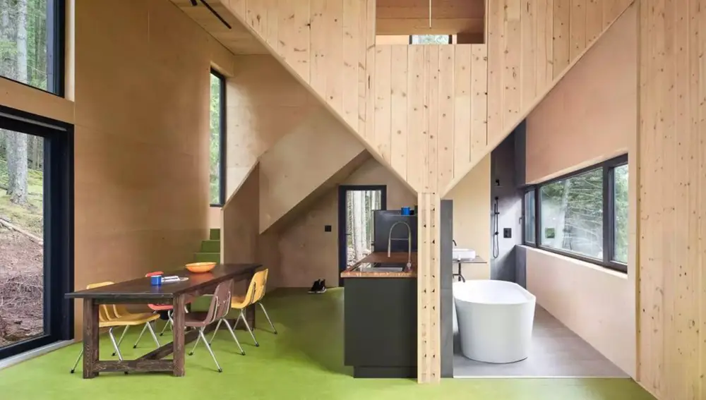 En la primera planta de esta casa encontramos el acceso a la vivienda, la cocina, el baño y un salón con grandes ventanales