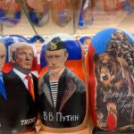 Las figuras de Putin y Trump animan la venta en tiendas de souvenirs rusas antes de cumbre