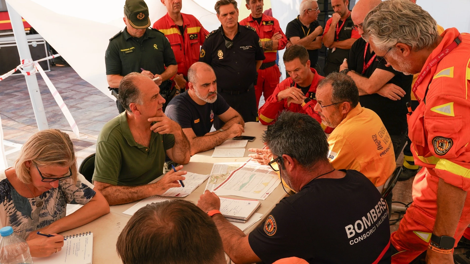Reunión de coordinación en el Puesto de Mando Avanzado (PMA) del incendio de Teresa de Cofrentes REMITIDA / HANDOUT por Emergencias 112 Fotografía remitida a medios de comunicación exclusivamente para ilustrar la noticia a la que hace referencia la imagen, y citando la procedencia de la imagen en la firma 14/08/2025