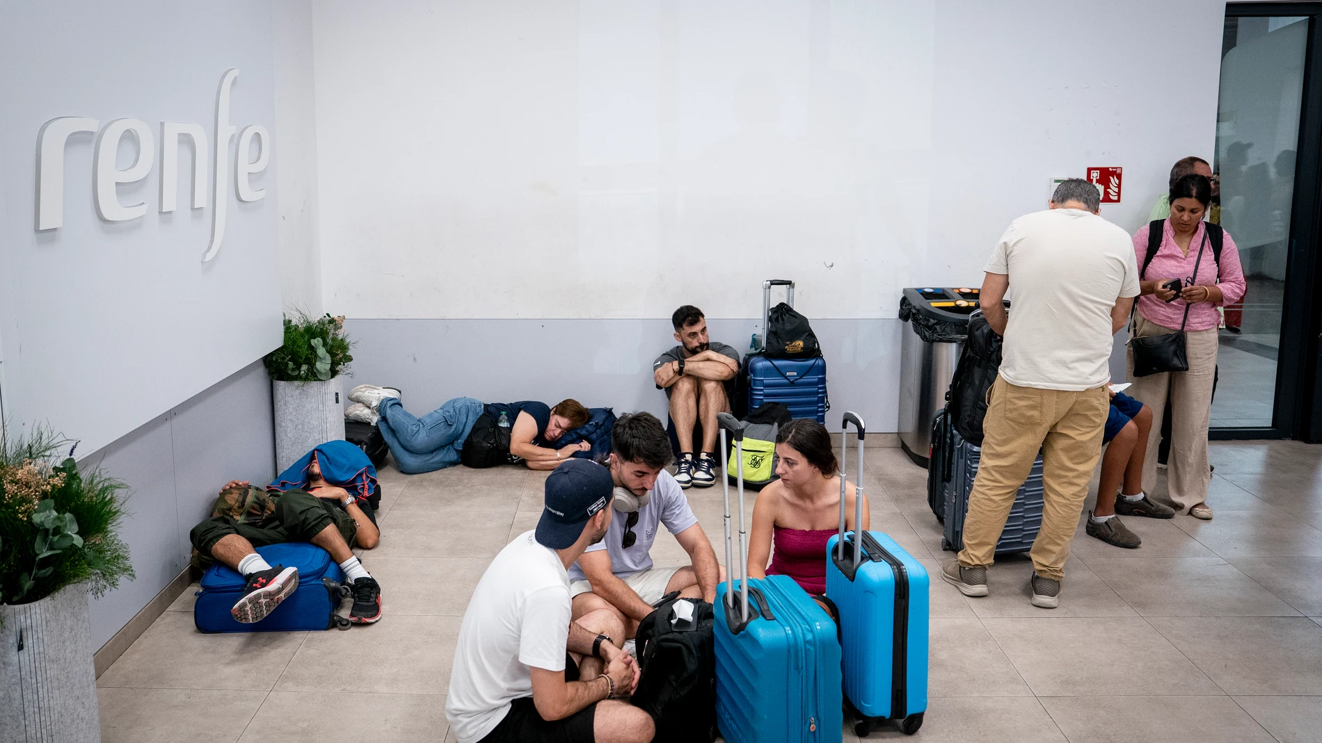 Varias personas esperan con maletas en la estación de Chamartín Clara Campoamor, a 14 de agosto de 2025, en Madrid (España). Renfe mantiene interrumpida la circulación de trenes entre Galicia y Madrid por los incendios en Ourense y continúa revisando la infraestructura para reanudar el servicio. La compañía había previsto retomar hoy los viajes si el fuego estaba controlado y programó trenes especiales para los afectados. 14 AGOSTO 2025 A. Pérez Meca / Europa Press 14/08/2025