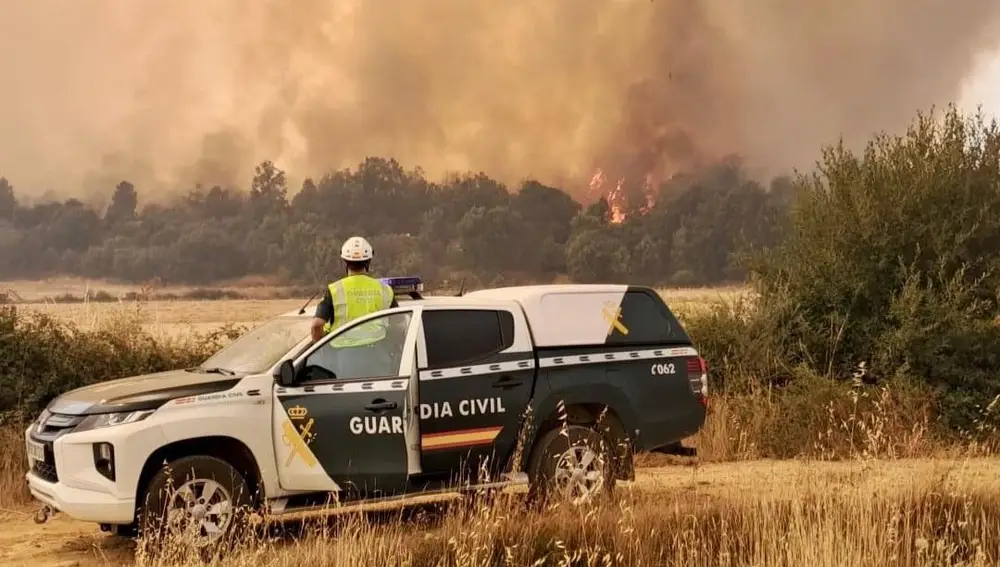 Un vehículo y un agente de la Guardia Civil en los incendios en Zamora