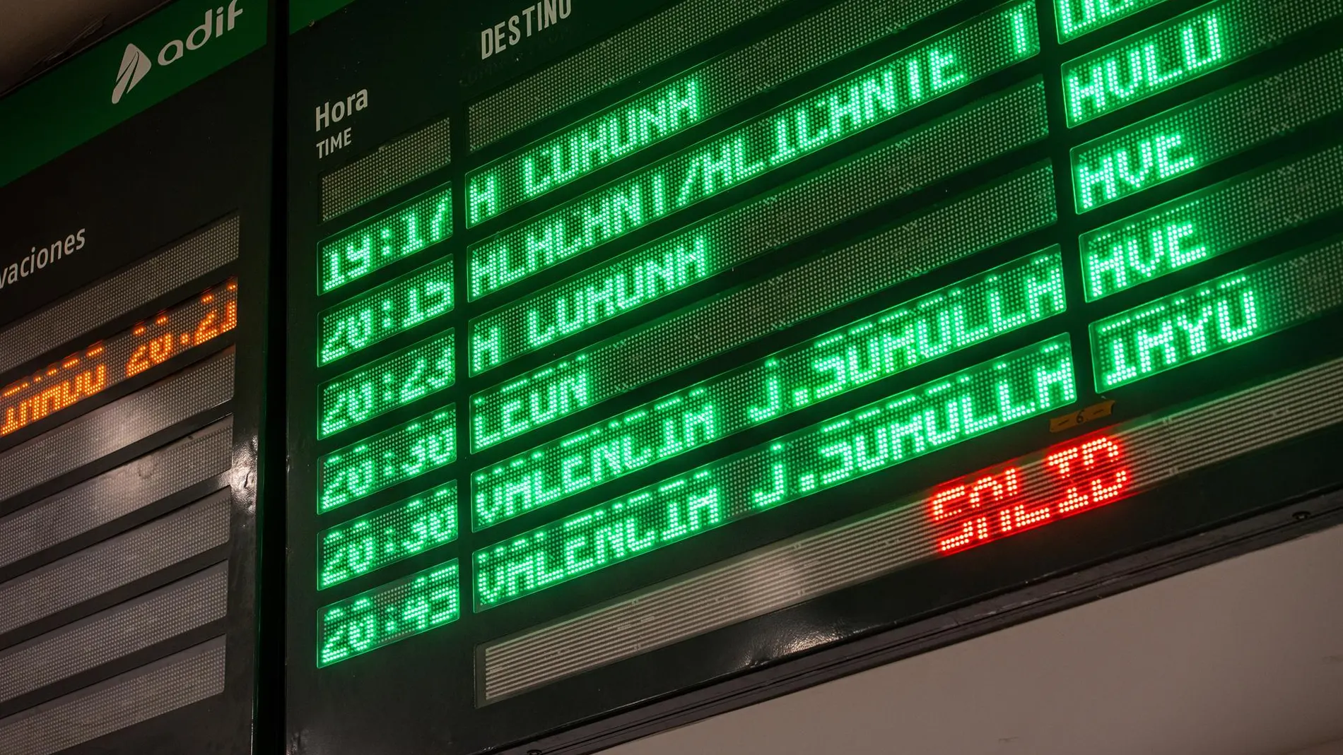 Sucesos.- La circulación del AVE Galicia-Madrid vuelve a interrumpirse tras la reactivación del incendio