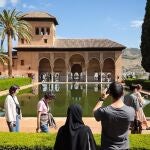 Grupo de turistas en la Alhambra