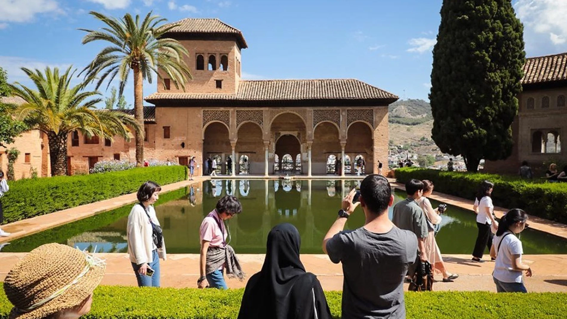 Grupo de turistas en la Alhambra