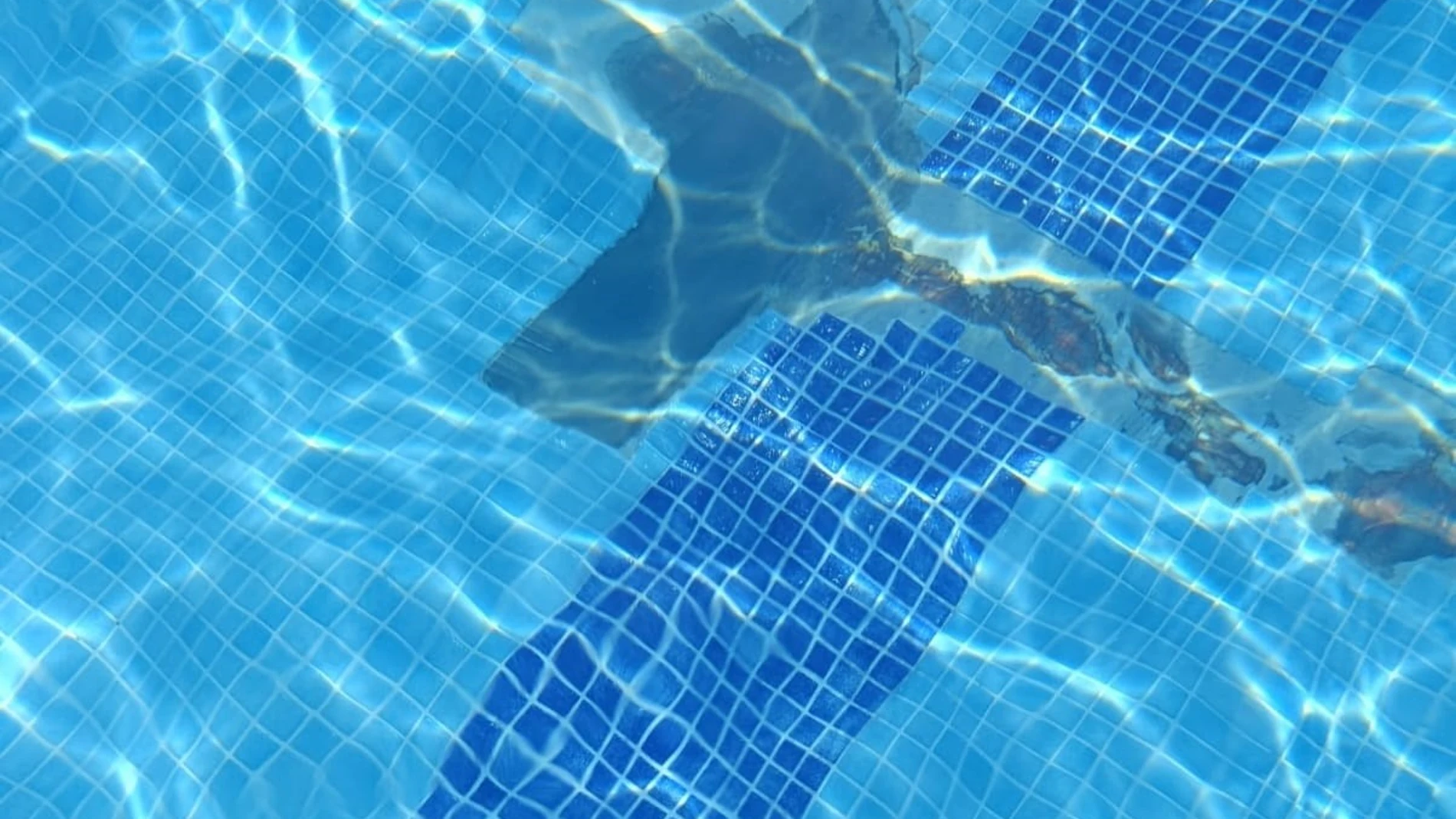 El Grupo Municipal Socialista ha criticado el estado de la piscina. REMITIDA / HANDOUT por PSOE TOLEDO Fotografía remitida a medios de comunicación exclusivamente para ilustrar la noticia a la que hace referencia la imagen, y citando la procedencia de la imagen en la firma 14/08/2025