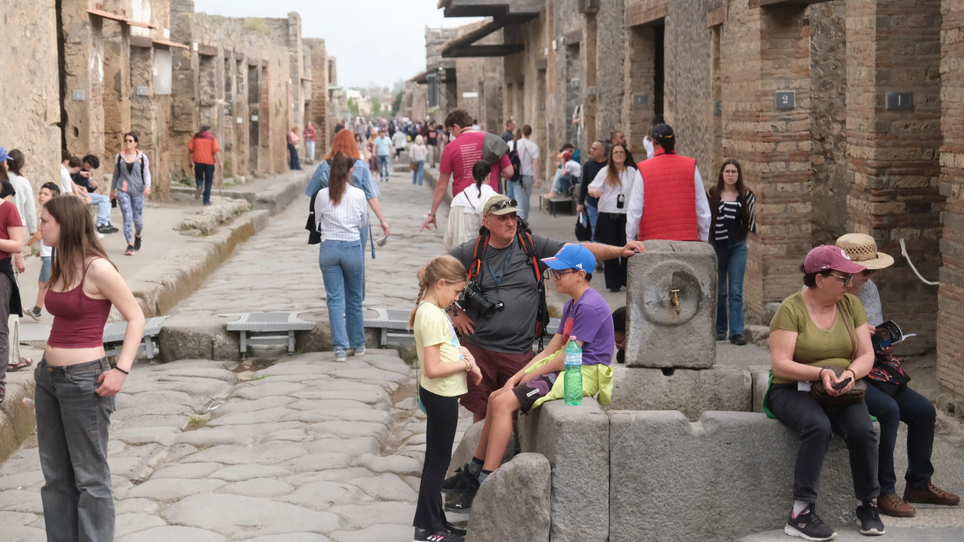 (Foto de ARCHIVO) April 16, 2025, Napoli, Italy: Tourists visit the archaeological site of Pompeii, which in 2024 set an all-time record with more than 4 million admissions. To manage the influx, named tickets and a daily limit of 20,000 visitors have been introduced since 15 November. Europa Press/Contacto/Antonio Balasco 16/04/2025 ONLY FOR USE IN SPAIN