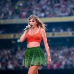 Taylor Swift apuesta por el naranja y el verde: 9 outfits inspirados en los colores de “The Life of a Showgirl”