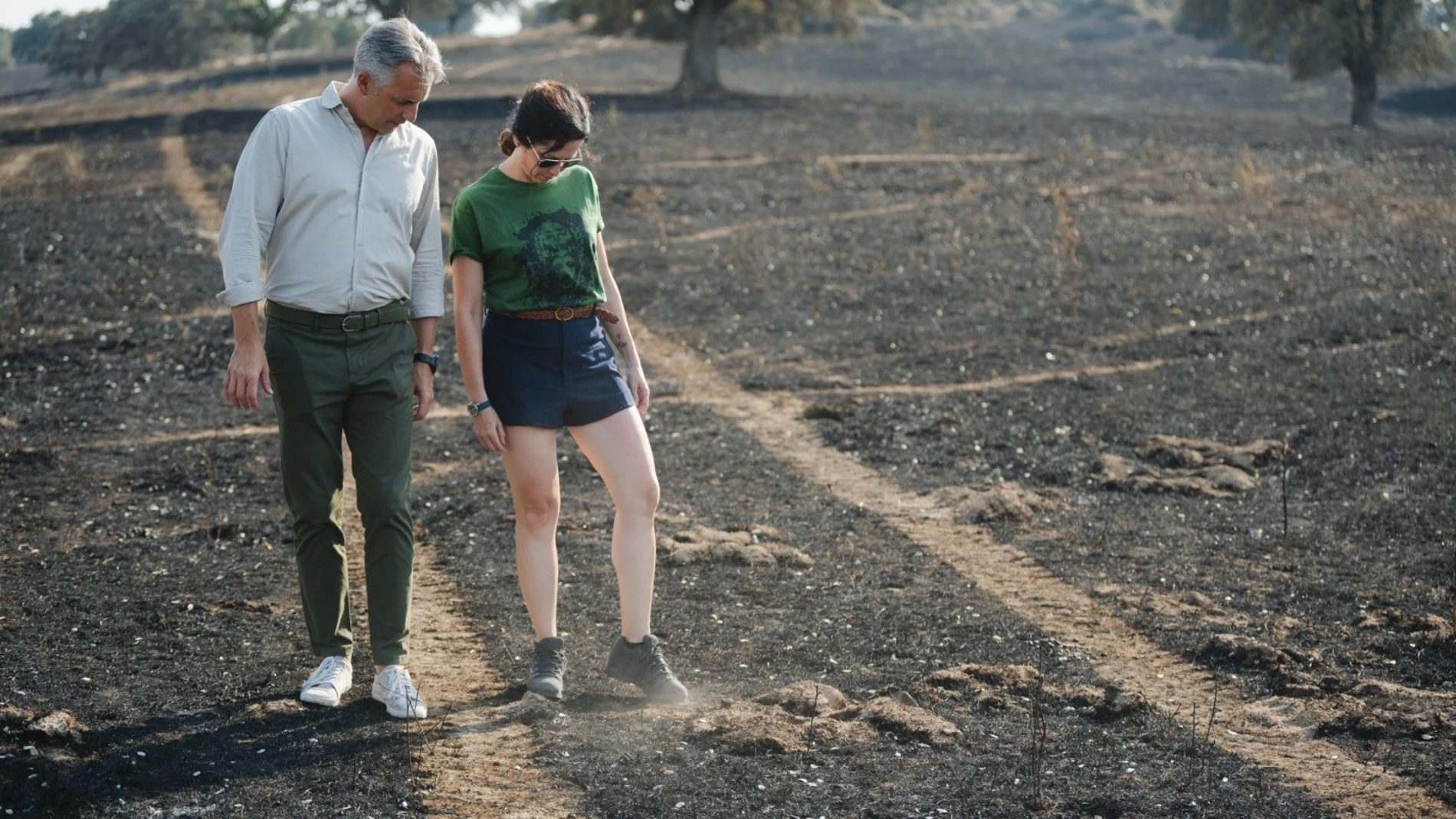 La presidenta de la Comunidad de Madrid, Isabel Díaz Ayuso, y el consejero Carlos Novillo visitan la zona afectada por el incendio de Tres Cantos REMITIDA / HANDOUT por COMUNIDAD DE MADRID Fotografía remitida a medios de comunicación exclusivamente para ilustrar la noticia a la que hace referencia la imagen, y citando la procedencia de la imagen en la firma 14/08/2025