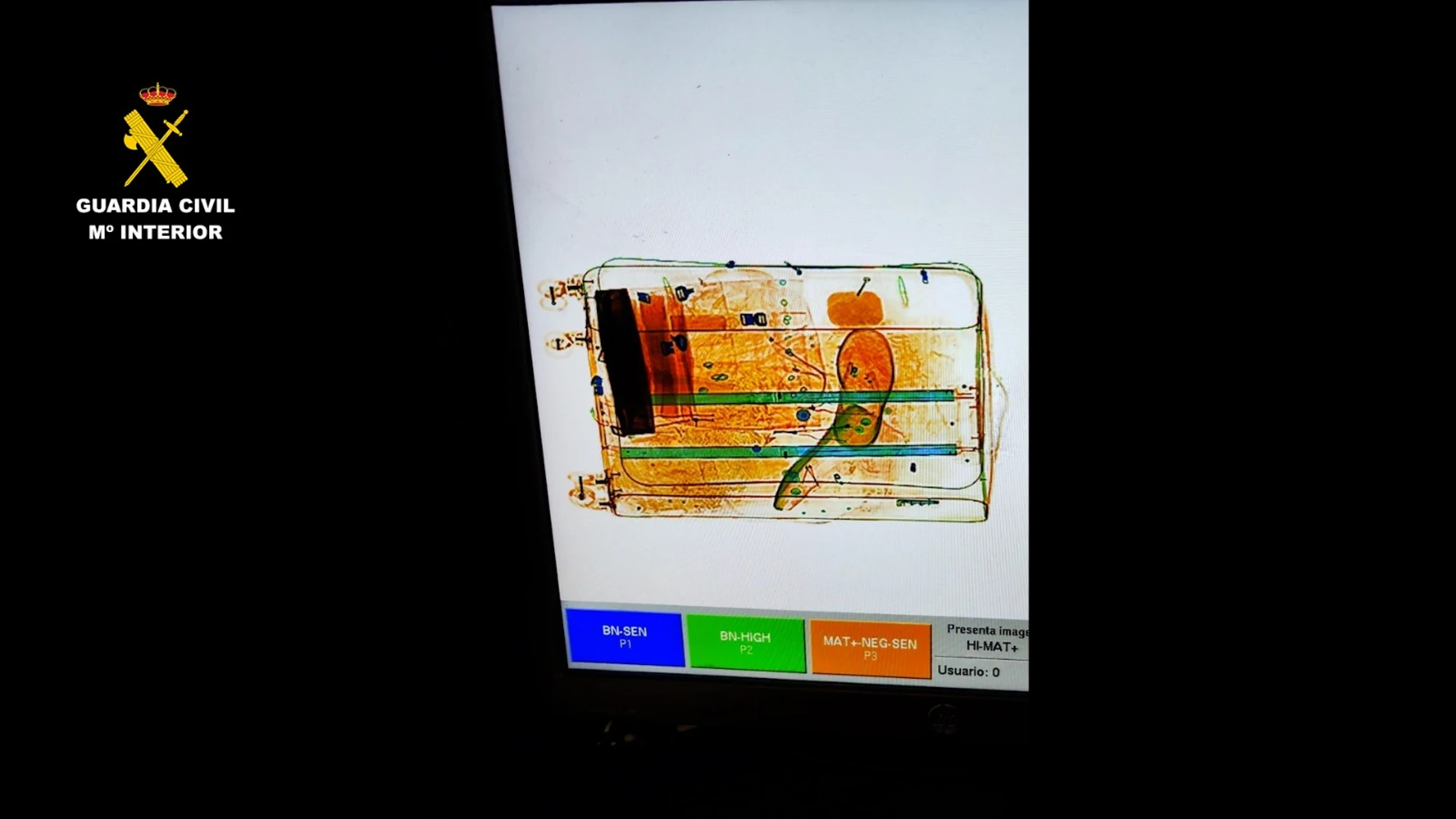 SEVILLA, 14/08/2025.- La Guardia Civil de Sevilla ha detenido en el aeropuerto de San Pablo de Sevilla a una persona como supuesta autora de un delito de tráfico de drogas tras la incautación de 2,5 kilos de cocaína que llevaba en su maleta. EFE/Guardia Civil