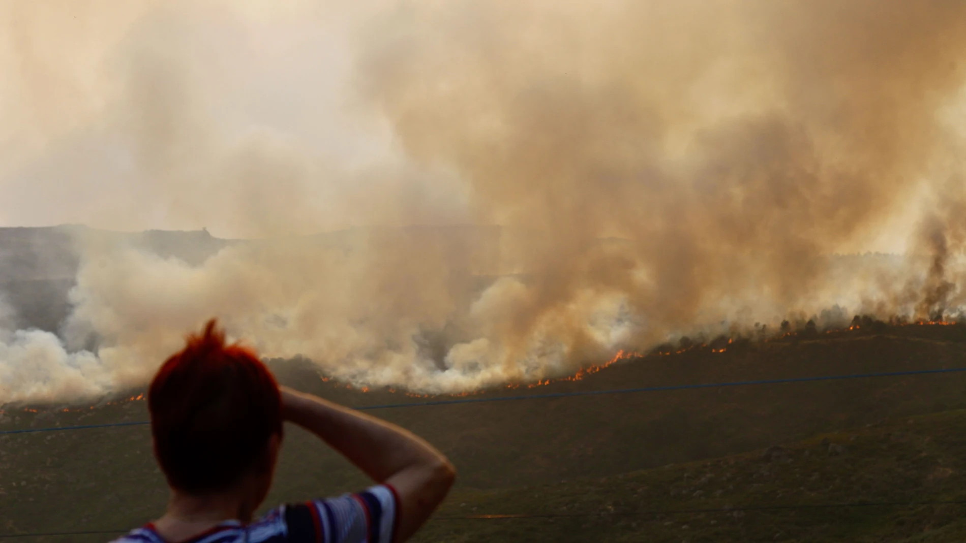 CASTROMIL (ZAMORA), 14/08/2025.- El incendio procedente de Ourense a punto de llegar a Castromil (Zamora), corta la A-52 y la N-525 en el límite de las dos provincias y desaloja varios de pueblos de la zona. La autovía A-52, que llegó a embolsar a miles de vehículos entre Zamora y Ourense, ha vuelto a reabrir al tráfico minutos antes de las ocho de la tarde y en ambos sentidos de la marcha, según la Guardia Civil de Ourense y la Subdelegación del Gobierno en Zamora. Sin embargo, la carretera ...