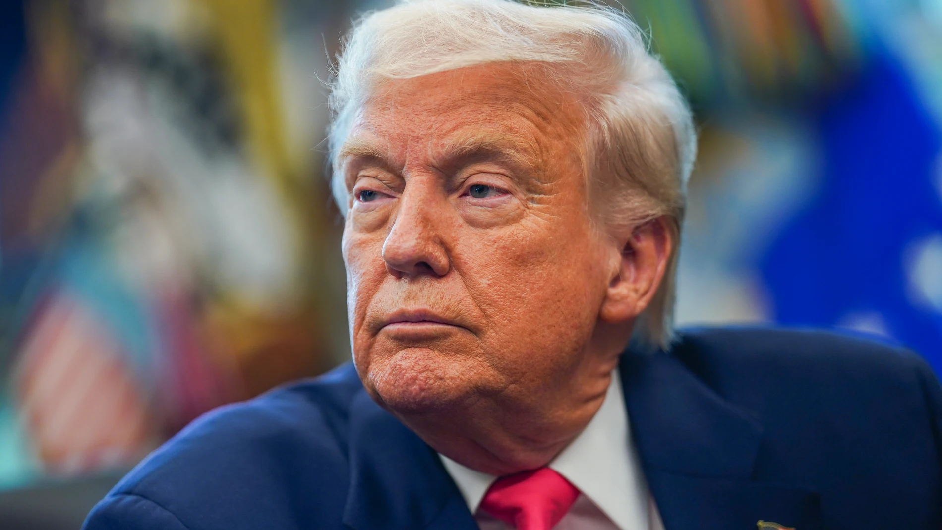 WASHINGTON (United States), 14/08/2025.- US President Donald Trump looks on during an event marking the 90th anniversary of the Social Security Act, in the Oval Office at the White House, Washington, DC, USA, 14 August 2025. President Trump also delivered remarks on the federal crime crackdown in DC, and his trip to Anchorage to meet with Russian President Vladimir Putin. EFE/EPA/WILL OLIVER / POOL