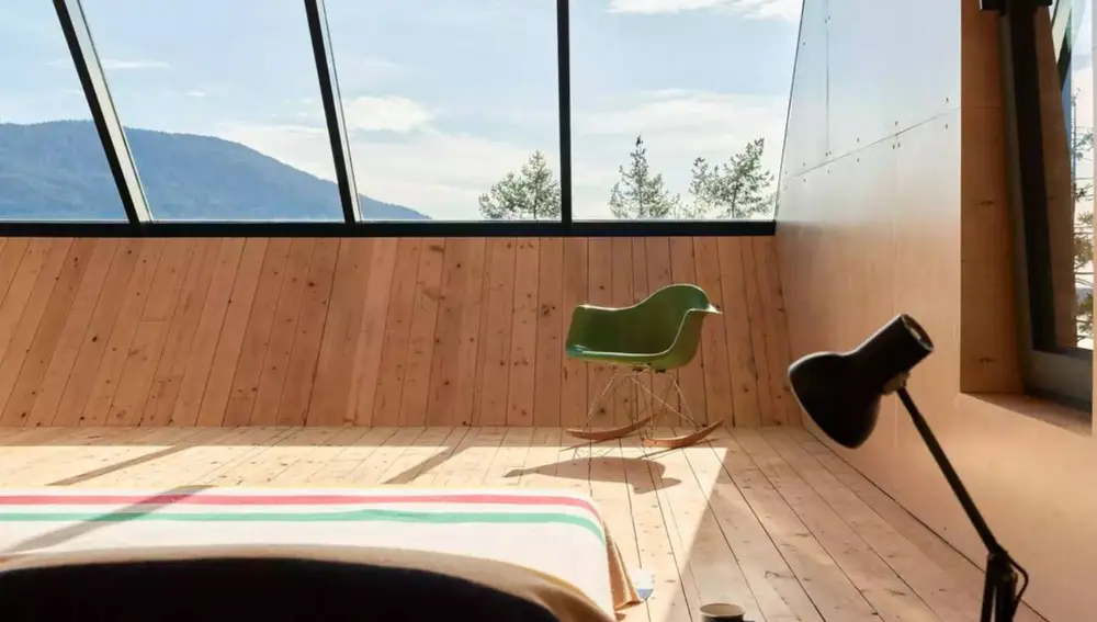El domitorio principal de la casa tiene unas vistas impresionantes por encima de los árboles