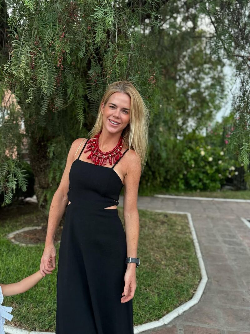 Amelia Bono con vestido negro.
