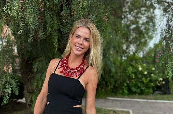 Amelia Bono con vestido negro.