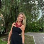 Amelia Bono con vestido negro.