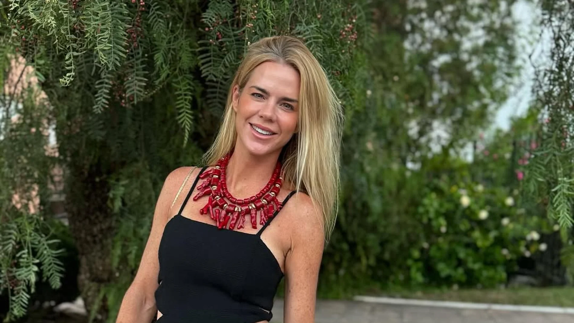Amelia Bono con vestido negro.