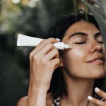 Aplicar protector solar a diario es clave para mantener la piel luminosa y prevenir el envejecimiento.