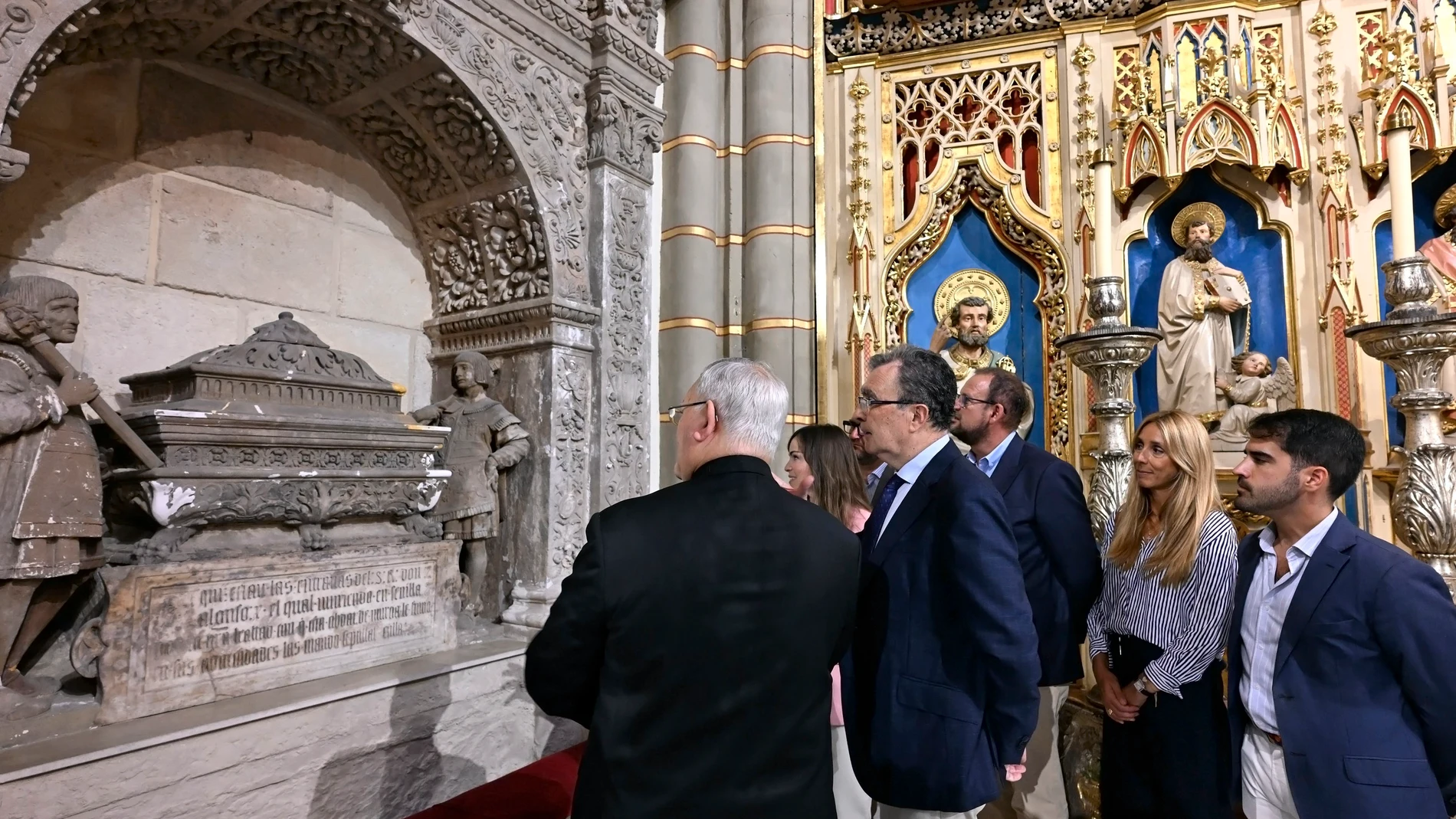 El alcalde de Murcia, José Ballesta, y el obispo de la Diócesis de Cartagena, José Manuel Lorca, junto al monumento funerario que guarda el corazón de Alfonso X el Sabio en la Catedral de Murcia REMITIDA / HANDOUT por AYUNTAMIENTO DE MURCIA Fotografía remitida a medios de comunicación exclusivamente para ilustrar la noticia a la que hace referencia la imagen, y citando la procedencia de la imagen en la firma 14/08/2025