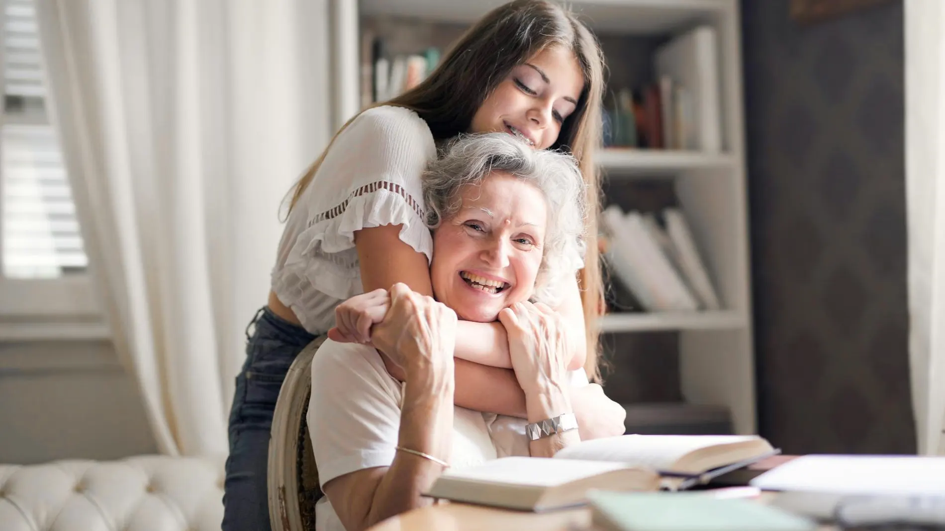 Abuela y nieta felices