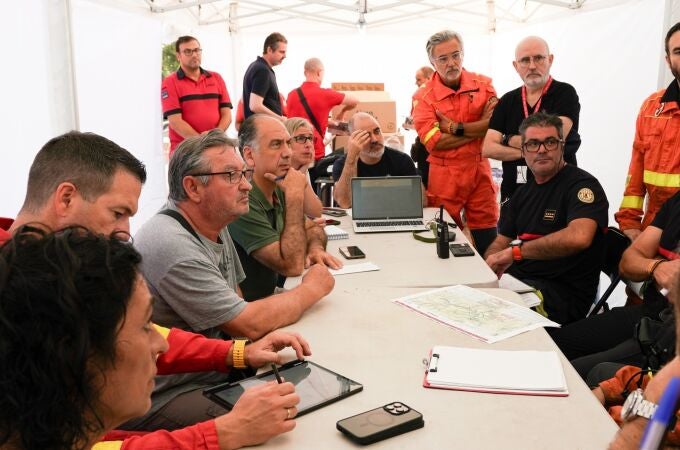 Sucesos.- Los efectivos de extinción trabajan intensamente en dos puntos calientes en el incendio de Teresa de Cofrentes