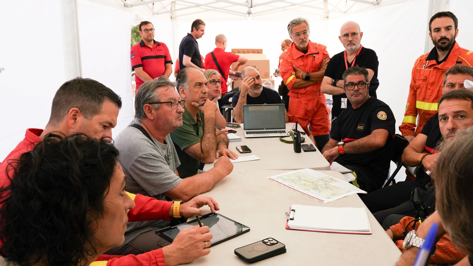 Imagen de la reunión de coordinación en el incendio de Teresa de Cofrentes REMITIDA / HANDOUT por GVA Fotografía remitida a medios de comunicación exclusivamente para ilustrar la noticia a la que hace referencia la imagen, y citando la procedencia de la imagen en la firma 14/08/2025