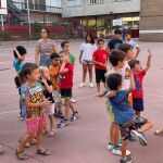 La concejal de Familia e Igualdad de Oportunidades, Miryam Rodríguez, durante su visita al Colegio de Educación Infantil y Primaria (CEIP) Rufino Blanco donde se desarrolla una de las ludotecas estivales dentro del programa ‘Apúntate al verano’,