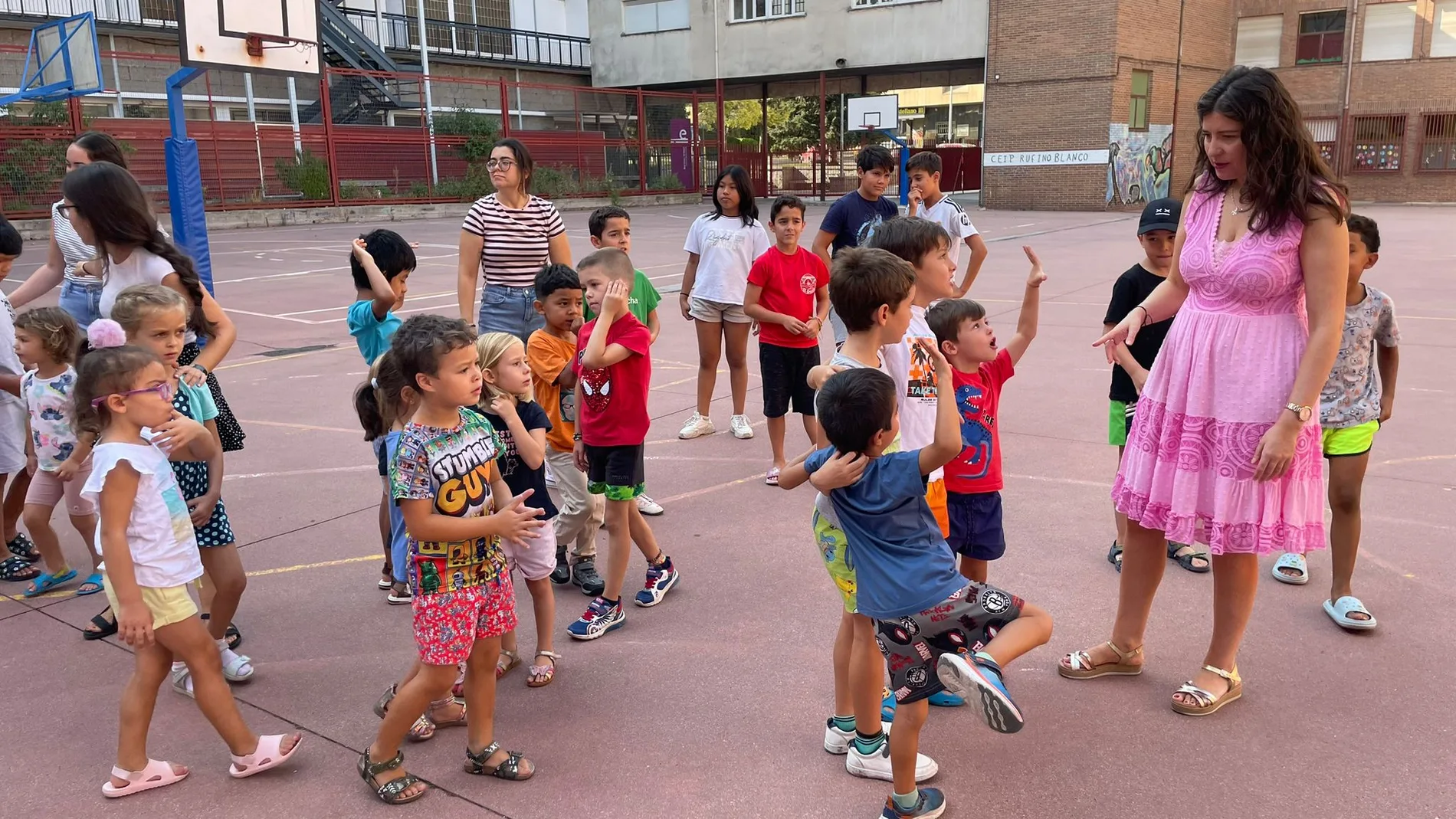 La concejal de Familia e Igualdad de Oportunidades, Miryam Rodríguez, durante su visita al Colegio de Educación Infantil y Primaria (CEIP) Rufino Blanco donde se desarrolla una de las ludotecas estivales dentro del programa ‘Apúntate al verano’,