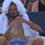 Medvedev, con una toalla con hielo en la cabeza y el cañón de aire para combatir el calor de Cincinnati