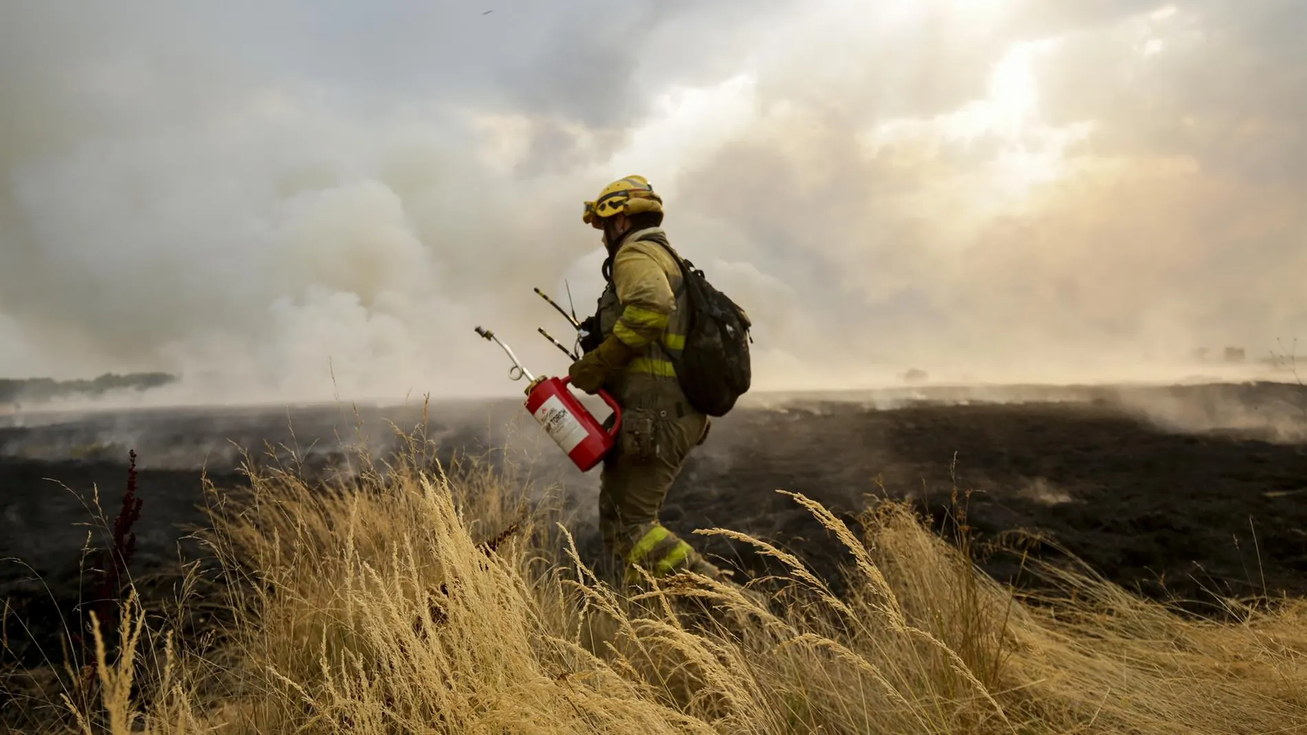 AMP.- UGT y CSIF lamentan la precarización de los bomberos: "Te dan un curso de una semana y te mandan al incendio"