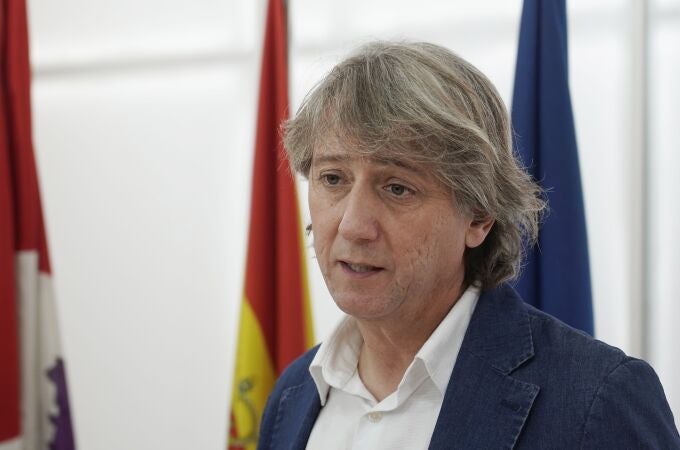 El secretario general del PSOE de Castilla y León, Carlos Martínez, atiende a la prensa