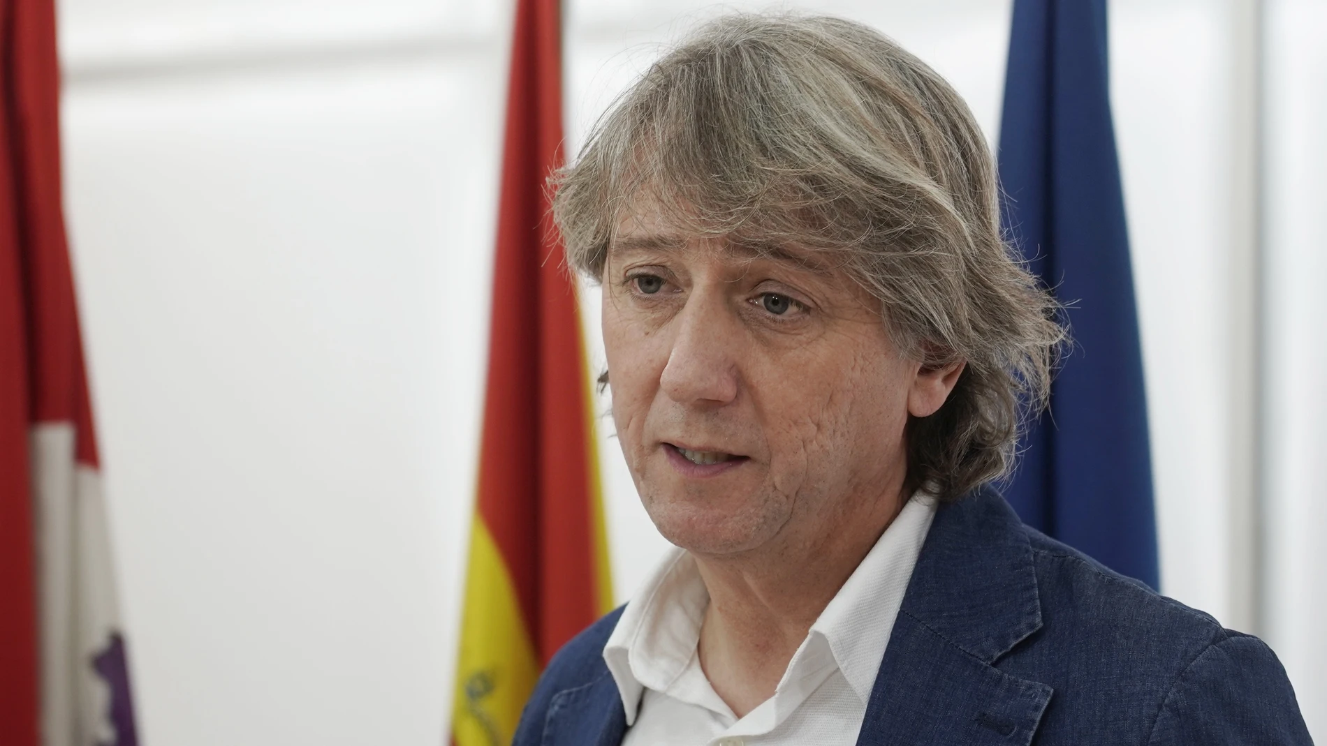 El secretario general del PSOE de Castilla y León, Carlos Martínez, atiende a la prensa