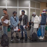 Trasladan a 47 migrantes del CETI de Ceuta a la península